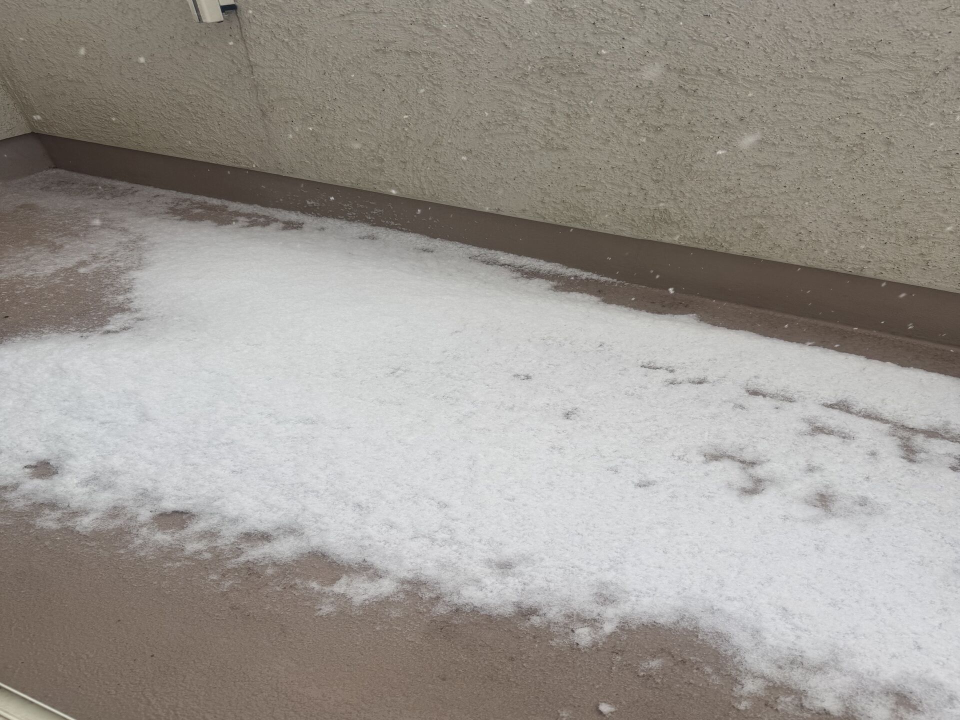 今年初雪積もりそう明日は朝凍結注意